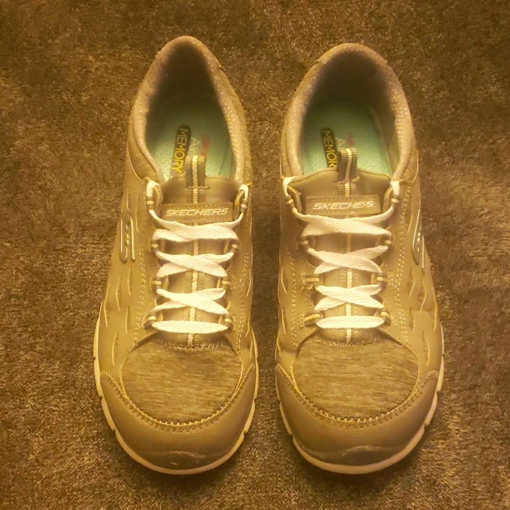 Women's Skecher's sneakers size 8